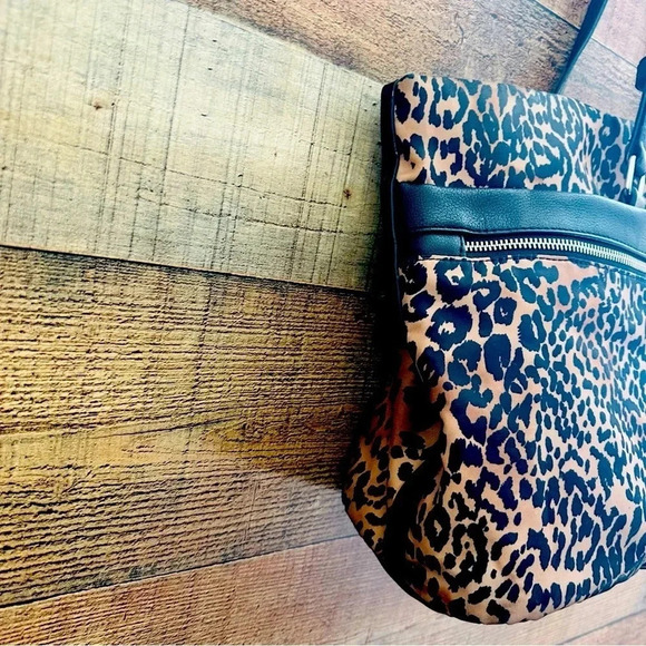 Tutilo Leopard Carey The Day Large Bag - Picture 4 of 10